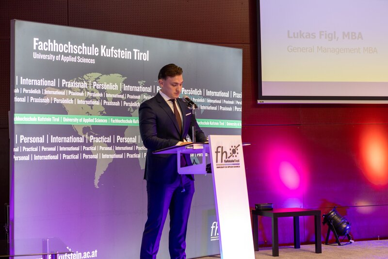 Lukas Figl, MBA, bei der MBA-Abschlussrede im Festsaal der FH Kufstein Tirol.