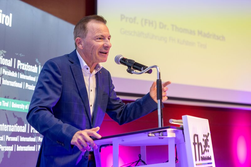 FH-Geschäftsführer Prof. (FH) Dr. Thomas Madritsch bei seiner Rede anlässlich der Verleihung der MBAs sowie Lehrgangszertifikate. 