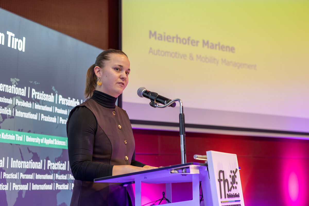 Marlene Maierhofer bei der Abschlussrede auf dem Podium des Festsaals der FH Kufstein Tirol.