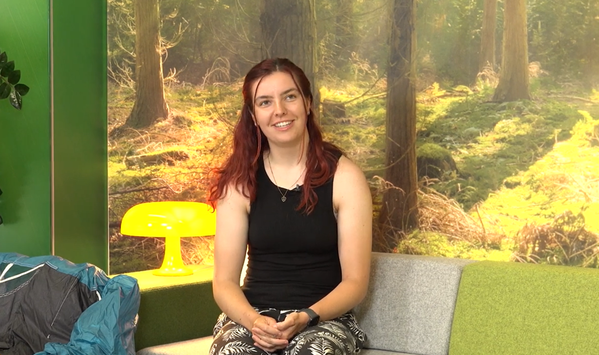 Isabel beim Interview im Stories-behind-Students Students-Interview in der Kubi. 