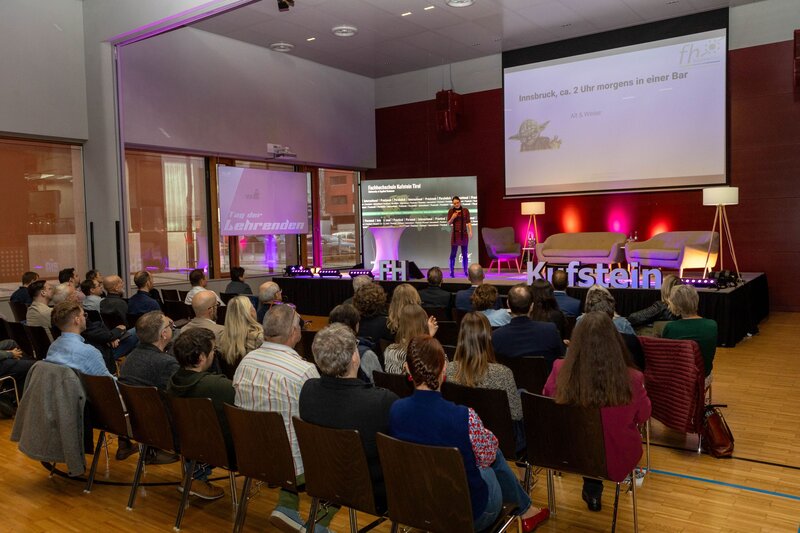 Blick auf die Bühne, hinter dem Publikum.