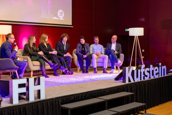 Personen sitzen auf einer Couch auf einer Bühne. | © FH Kufstein Tirol