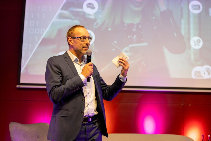 Person steht auf einer Bühne.