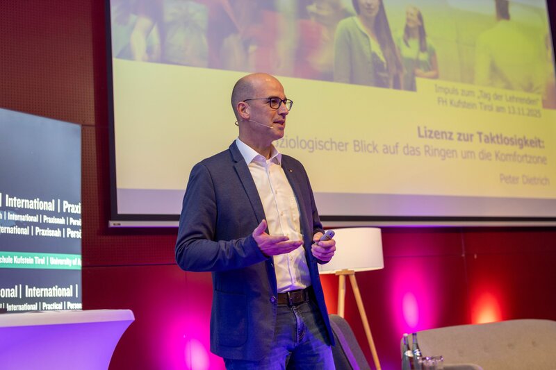 Person steht auf einer Bühne.