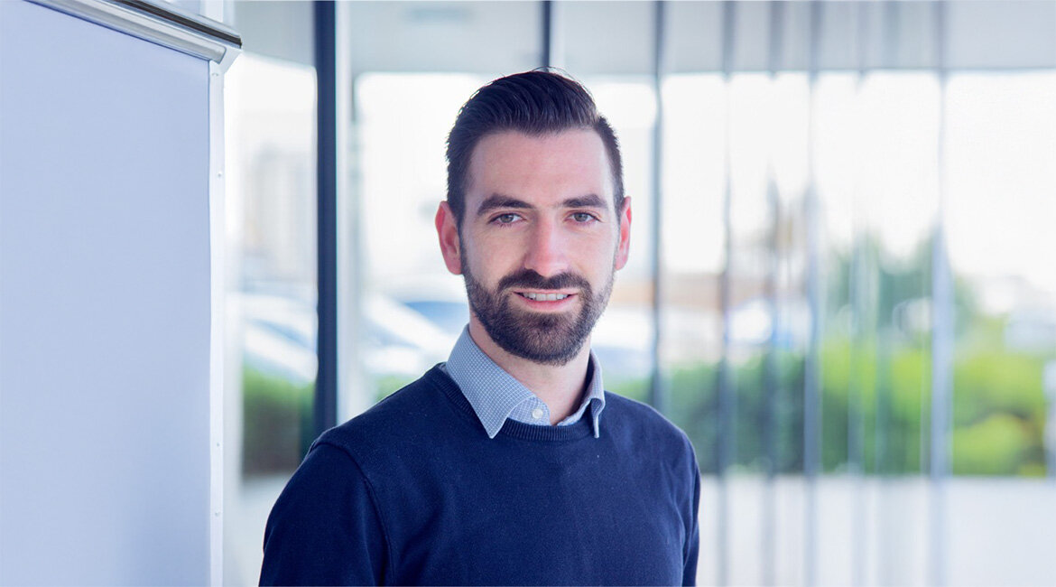 Person ist im Portrait abgebildet.