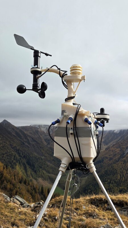 Abbildung der Wetterstation auf dem Berg.