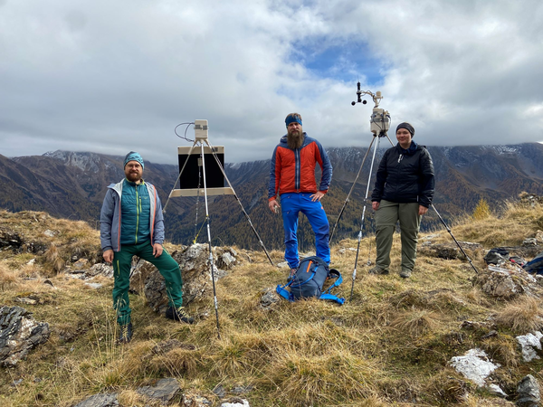 Drei Personen stehen mit zwei Anlagen auf dem Berg nebeneinander. | © T. Zieher