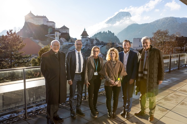 Personen stehen auf der Dachterasse mit der Festung im Hintergrund. | © FH Kufstein Tirol