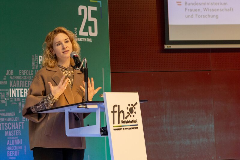 Person steht vor einem Rednerpult.