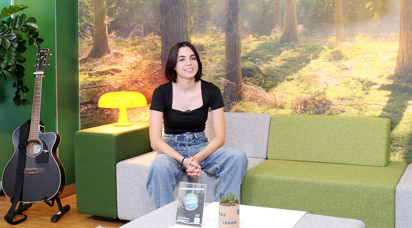 Emma Reithofer, Finalistin der Castingshow die große Chance, auf der Couch in der Kubi beim Interview zu Stories behind Students. | © FH Kufstein Tirol