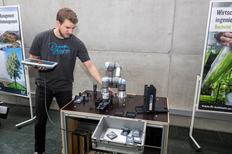 Person steht neben einem Tisch.