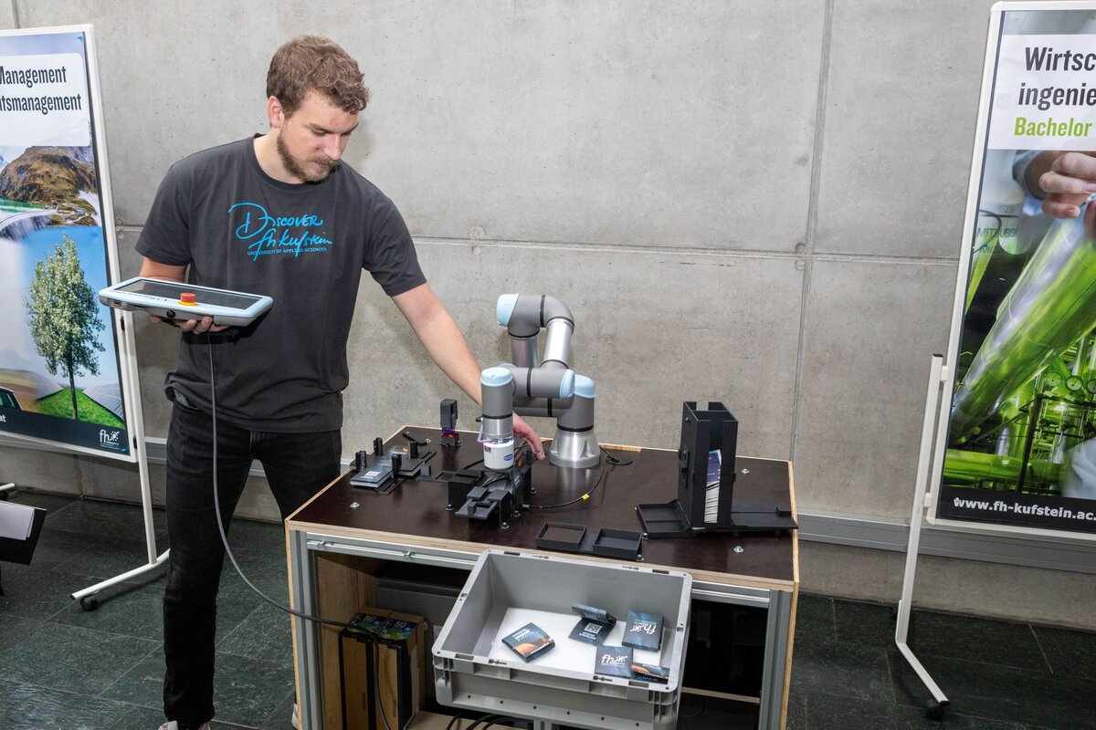 Person steht neben einem Tisch.