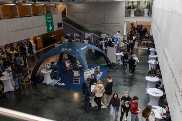 Blick auf eine große Aula mit verschiedenen Informationsständen. | © FH Kufstein Tirol