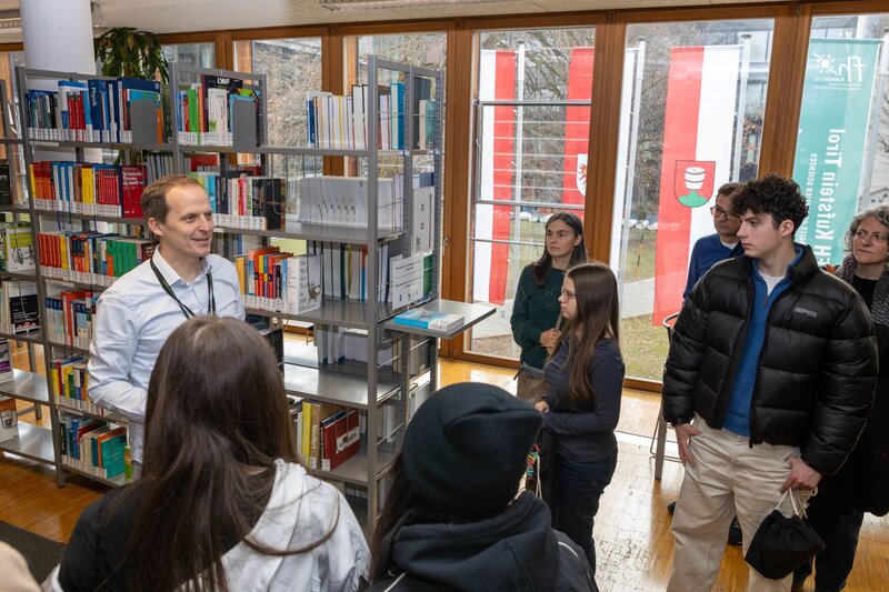 Personen stehen um eine Person herum.