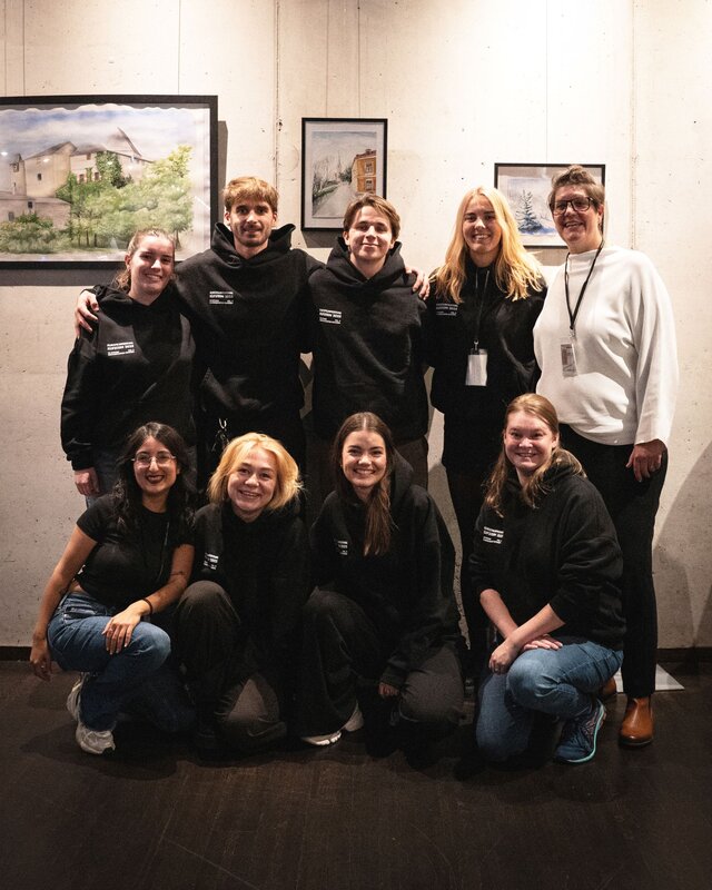 Personen stehen nebeneinander.