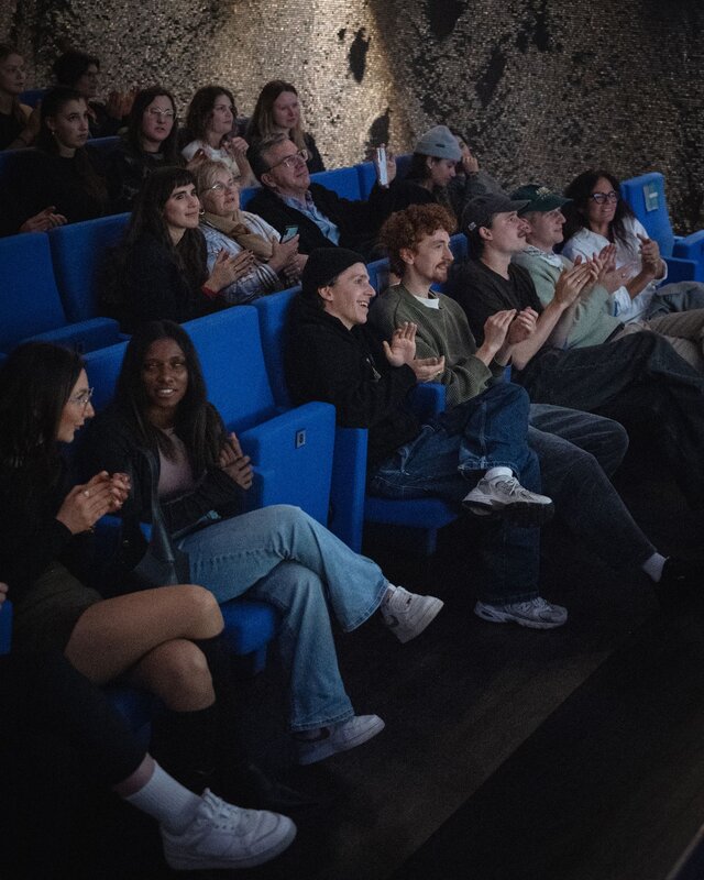 Besucher:innen sitzend in Kinosesseln