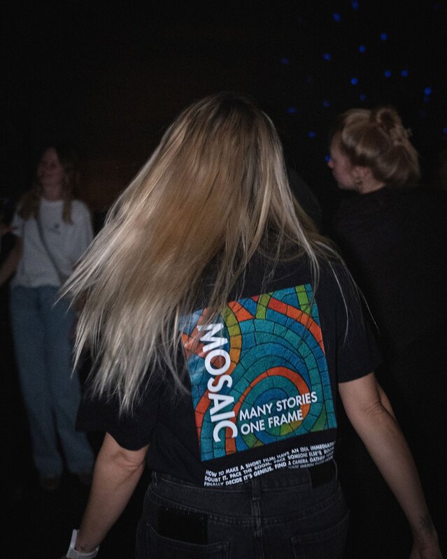 Frau von hinten fotografiert.