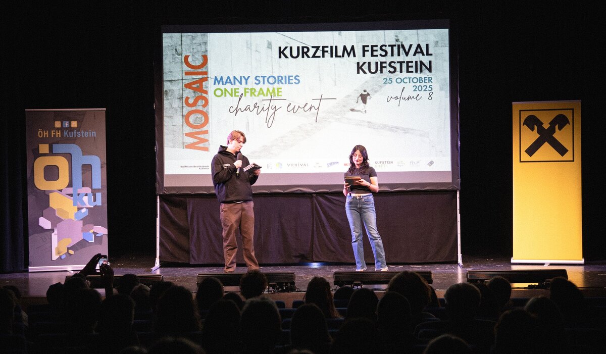 Zwei Personen stehen auf der Buehne.