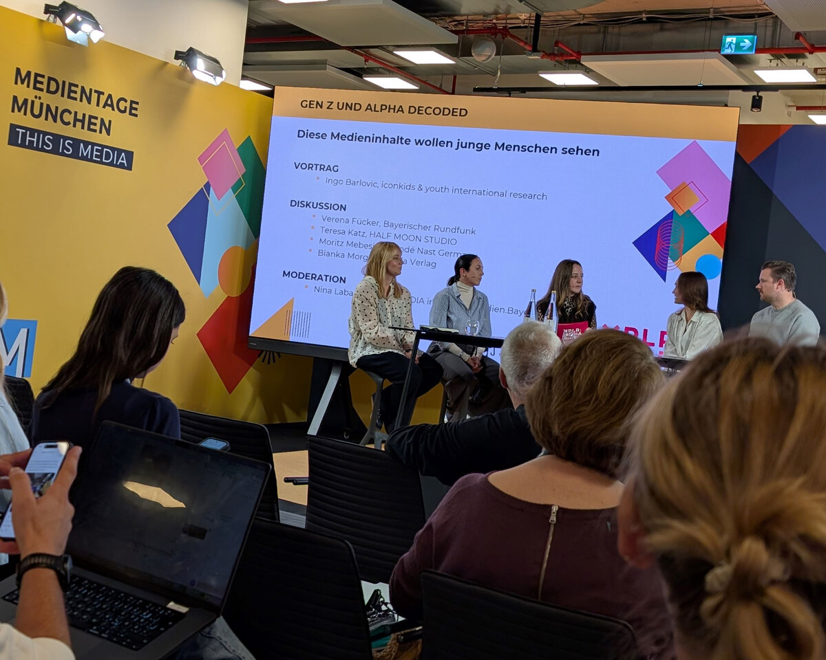 Personen sitzen richtet zur Bühne.