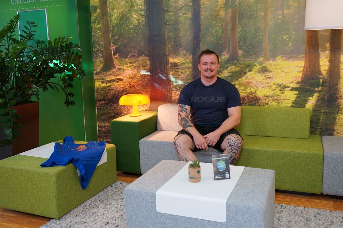 Elias Brandecker, Europameister im Powerlifting, sitzt im Stories-Behind-Students-Studio der FH Kufstein Tirol während eines Interviews.