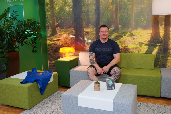 Elias Brandecker, Europameister im Powerlifting, sitzt im Stories-Behind-Students-Studio der FH Kufstein Tirol während eines Interviews. | © FH Kufstein Tirol