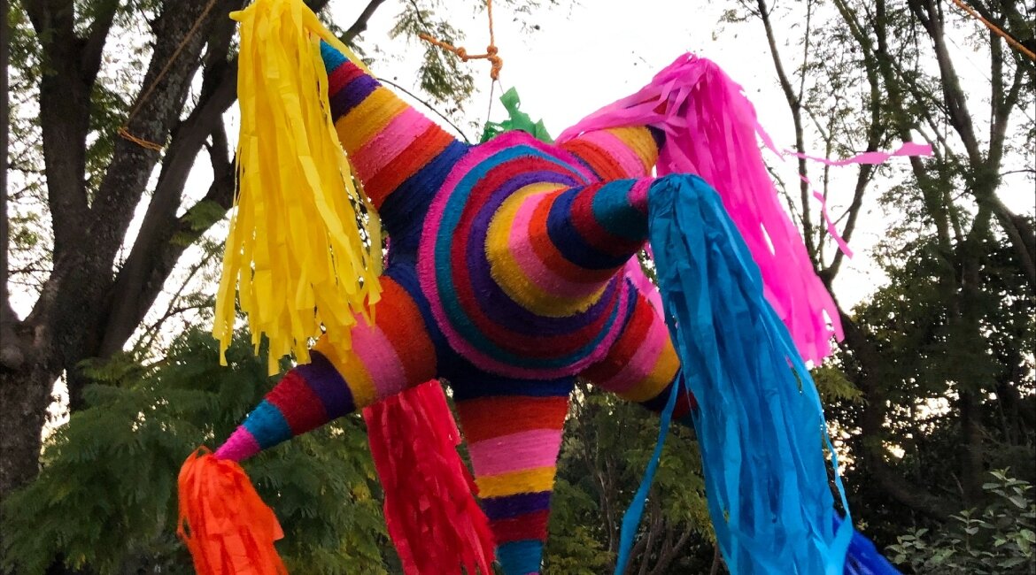 Weihnachtliche Piñata in Mexiko, dekorativ aufgehängt für traditionelle Feierlichkeiten.