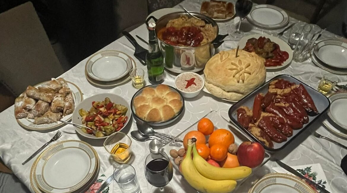 Traditionelles bulgarisches Weihnachtsessen mit verschiedenen Fleisch- und vegetarischen Gerichten.