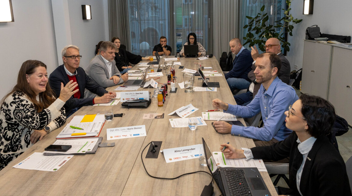 Die Expert:innen-Jury des Ideenwettbewerbs fit4business bei einer Besprechung im Innovationsraum Kufstein.