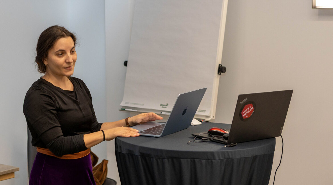 Kathrin Lindauer, Siegerin des fit4business Ideenwettbewerbs, präsentiert ihren Pitch.