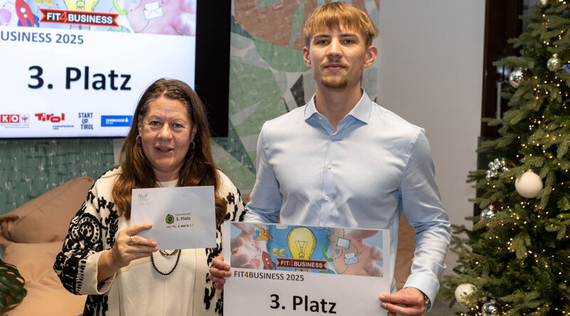 Serafim Karalionok, Drittplatzierter des fit4business Ideenwettbewerbs, mit Prof. Dipl.-Kfm. Karin Steiner.