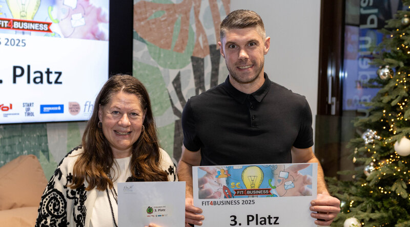 Christoph Hechenbichler, Drittplatzierter des fit4business Ideenwettbewerbs, mit Prof. Dipl.-Kfm. Karin Steiner.