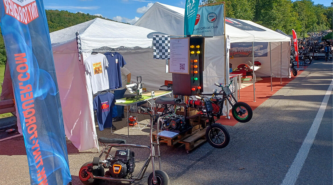 Stand der Tiny Torquer bei einem Motorsport-Event mit präsentierten Mini-Bikes.