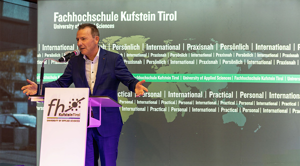 FH-Kufstein-Geschäftsführer Prof. (FH) Dr. Thomas Madritsch bei einer Rede im Festsaal der FH Kufstein Tirol.  | © FH Kufstein Tirol