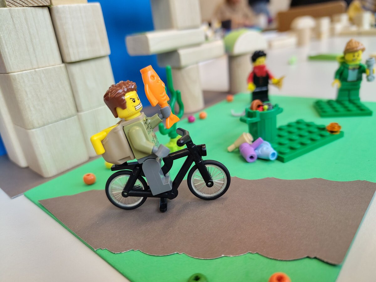 Legofigur als Fahrradfahrer ist abgebildet.