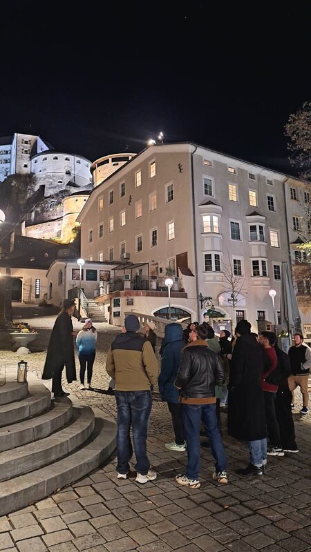 Personen stehen vor dem Festungseingang.