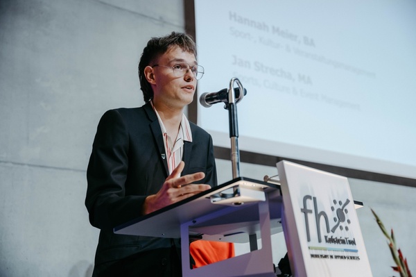 Eine Person steht an einem Rednerpult und hält einen Vortrag. | © FH Kufstein Tirol