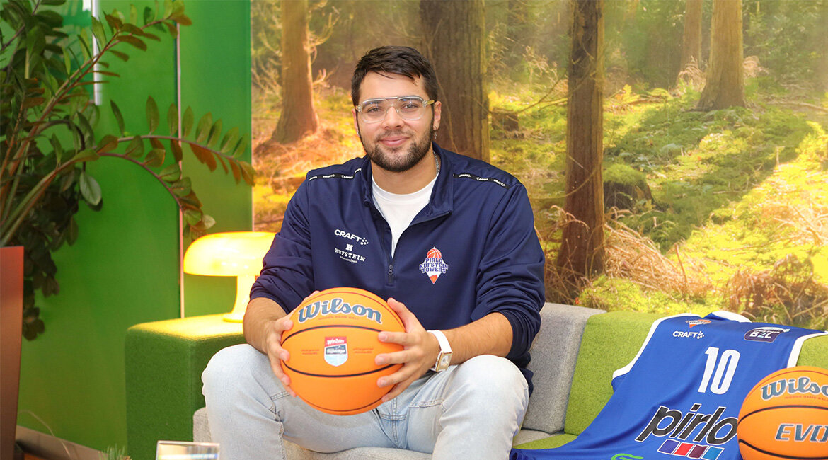 Jakub Hussain sitzt im Stories Behind Students-Studio der FH Kufstein Tirol und erzählt von seinem Alltag zwischen Basketball, Masterstudium und internationalen Erfahrungen.