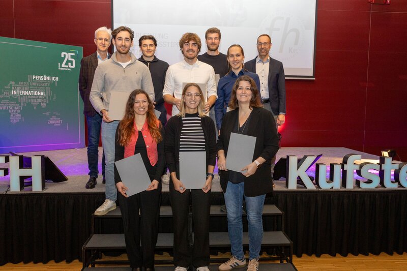 Gruppenfoto der Leistungsstipendiumsempfänger:innen ERP im Festsaal der FH Kufstein Tirol.