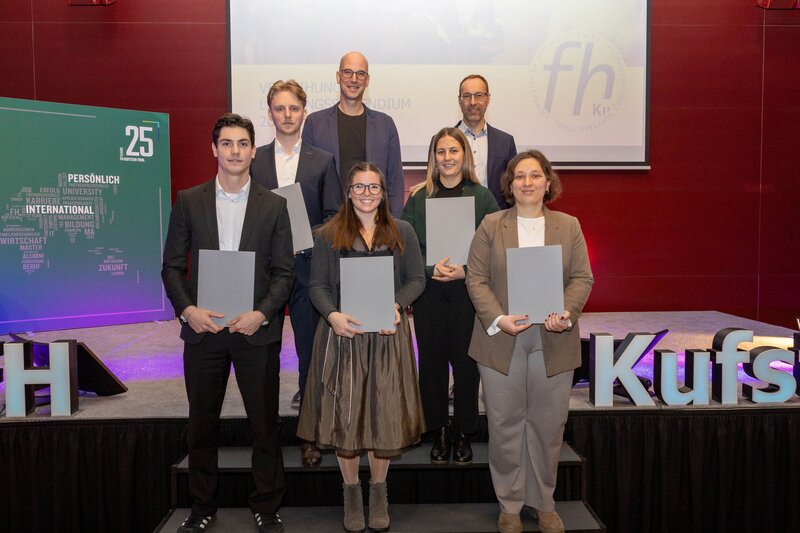 Gruppenfoto der Leistungsstipendiumsempfänger:innen IBS im Festsaal der FH Kufstein Tirol.