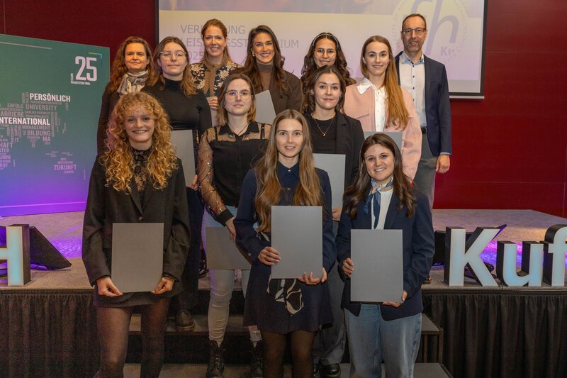 Gruppenfoto der Leistungsstipendiumsempfänger:innen MKM/DIM im Festsaal der FH Kufstein Tirol.