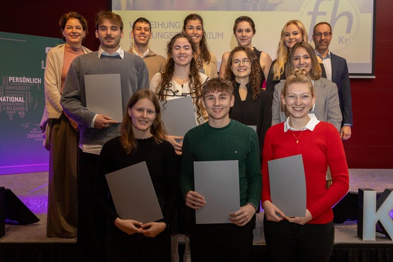 Gruppenfoto der Leistungsstipendiumsempfänger:innen SCEM/SKVM im Festsaal der FH Kufstein Tirol.