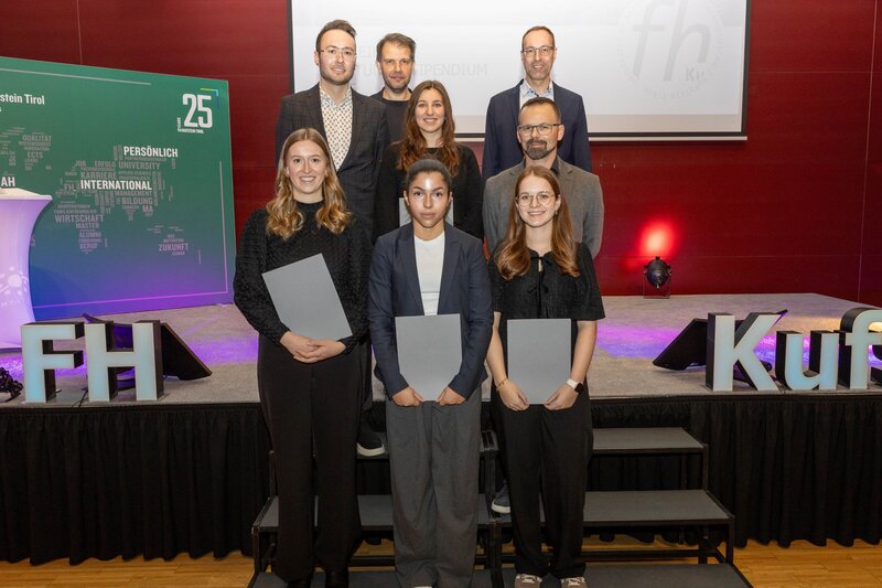 Gruppenfoto der Leistungsstipendiumsempfänger:innen UF/CTM im Festsaal der FH Kufstein Tirol.