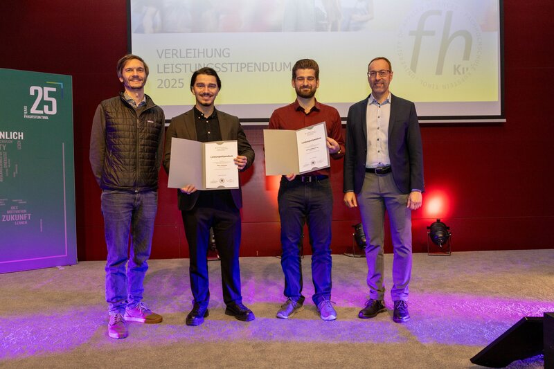 Gruppenfoto der Leistungsstipendiumsempfänger:innen CODE im Festsaal der FH Kufstein Tirol.