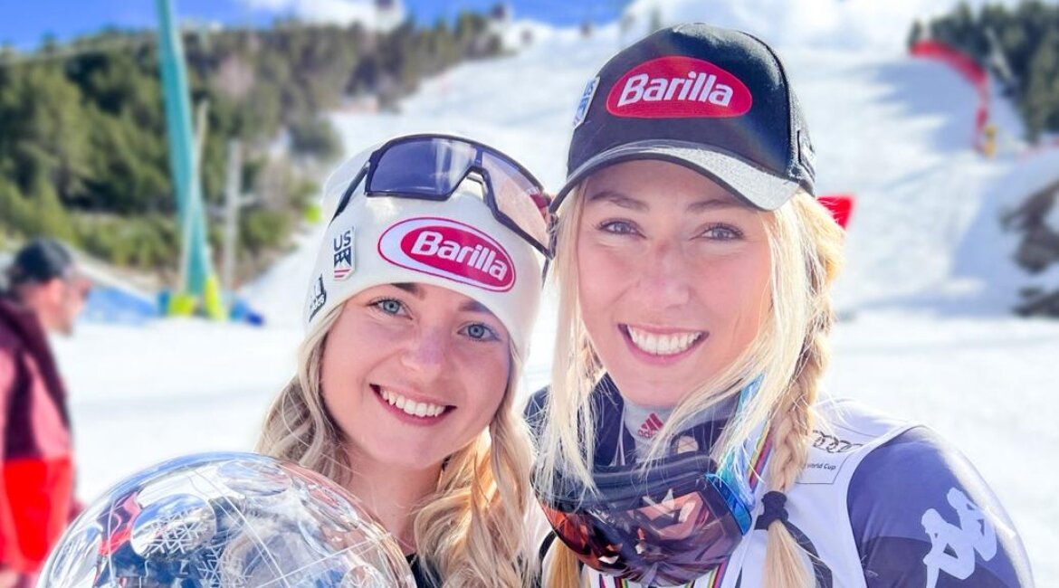 Zwei Frauen lehnen ihre Köpfe aneinander und lachen in die Kamera.