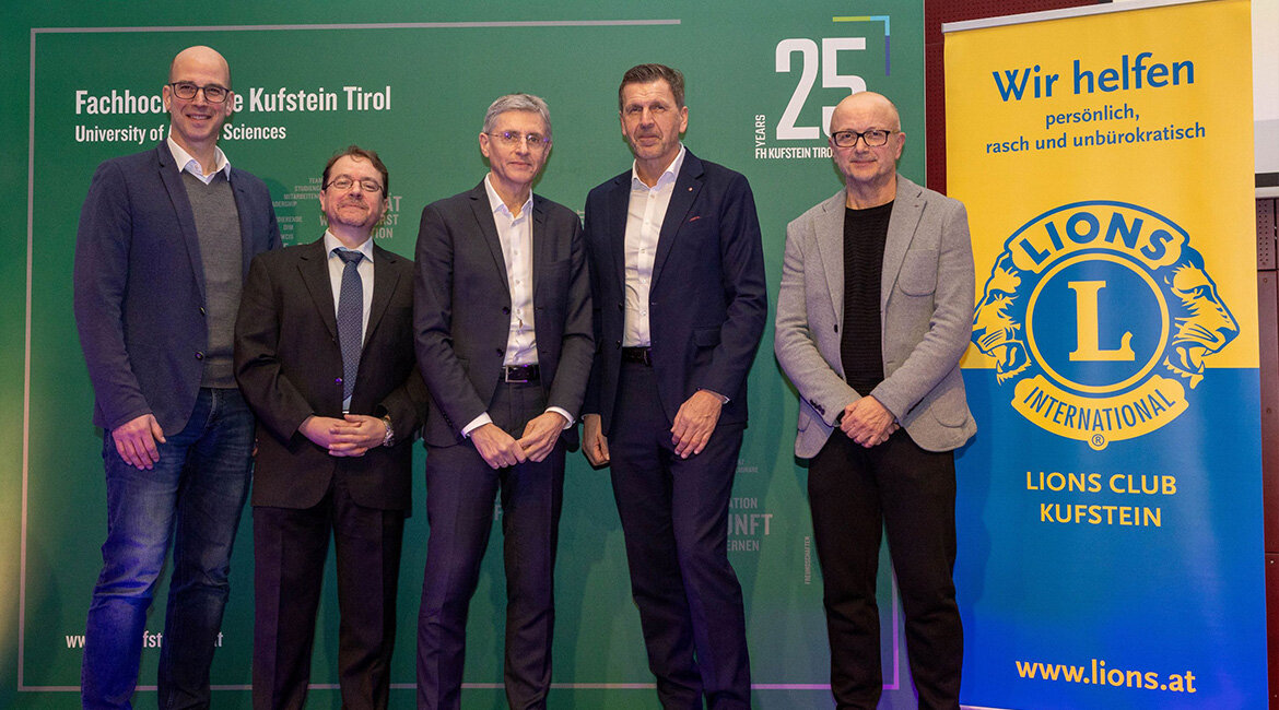 Gruppenfoto auf dem Podium des Festsaals der FH Kufstein Tirol anlässlich des Management Forum Kufstein. 