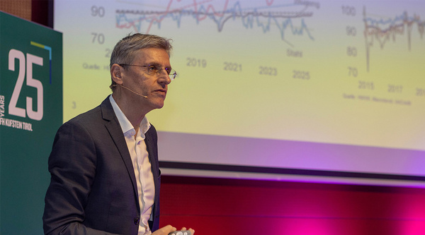Mag. Stefan Bruckbauer hält einen Vortrag beim Management Forum Kufstein im Festsaal der FH Kufstein Tirol. | © FH Kufstein Tirol
