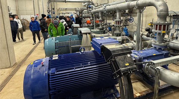 Gruppe erforscht den Maschinenraum. | © Alexander Wohlfart