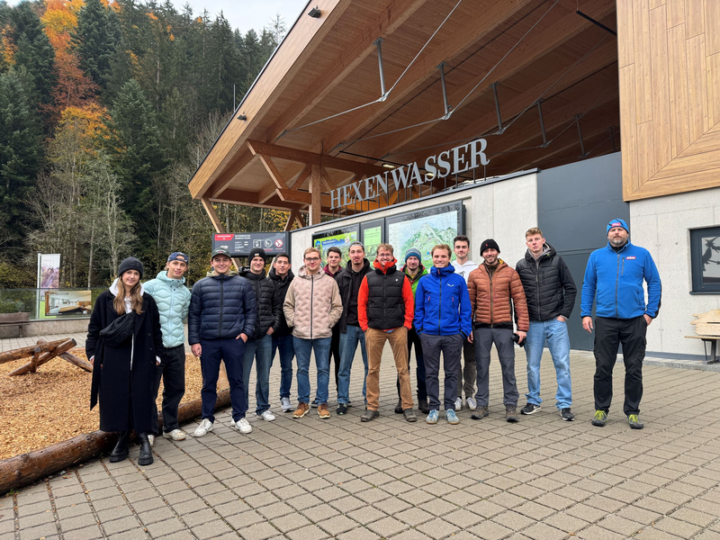 Teilnehmende stehen vor dem Eingang der Bergbahnen in Söll.