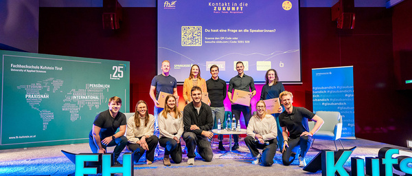 Personen stehen auf der Bühne zusammen. | © FH Kufstein Tirol