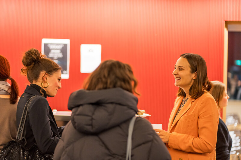 Personen stehen im Vorraum zusammen.